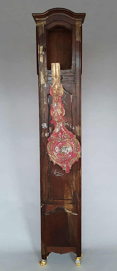 The time and me, contemporary composite sculpture of a Normandy long-case clock sticking its tougue out, artist Piet.sO 2025. le temps.Exposition, Je t'aime, temps, La Licorne, Saint-Germain-Lembron - 2025
